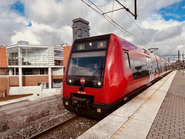 Billede af DSB SA 8139 fotograferet ud for Nordhavn S-togstrinbræt.