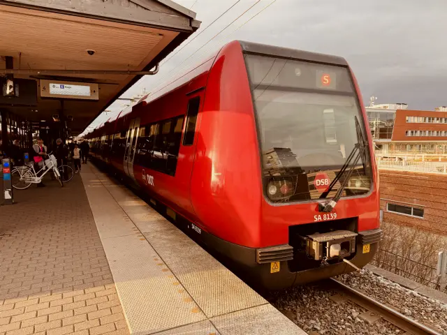 Billede af DSB SA 8139 fotograferet ud for Nordhavn S-togstrinbræt.