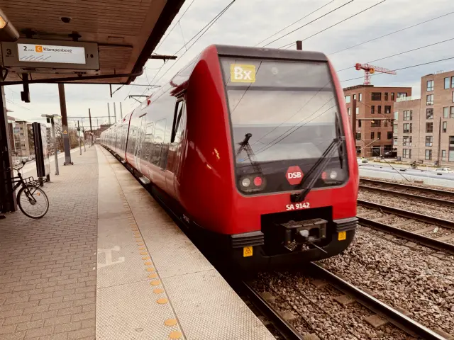 Billede af DSB SA 8142 fotograferet ud for Nordhavn S-togstrinbræt.
