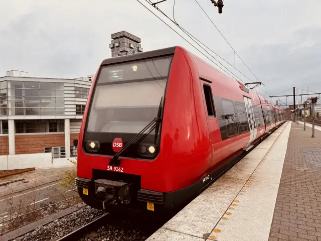 Billede af DSB SA 8142 fotograferet ud for Nordhavn S-togstrinbræt.