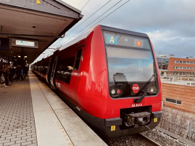Billede af DSB SA 8143 fotograferet ud for Nordhavn S-togstrinbræt.