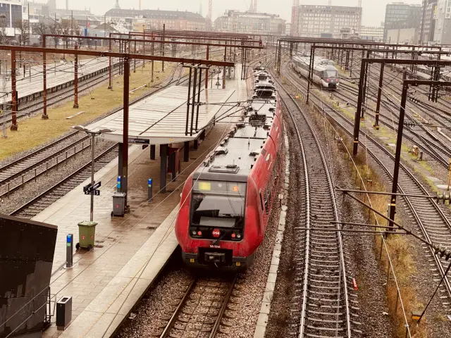 Billede af DSB SA 8146 fotograferet ud for Dybbølsbro S-togstrinbræt.
