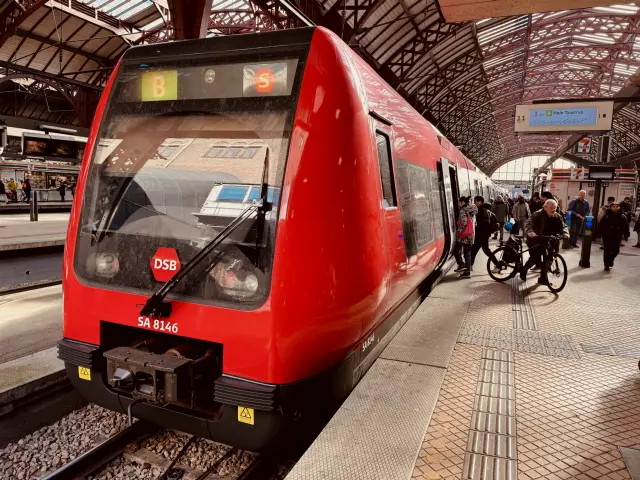 Billede af DSB SA 8146 fotograferet ud for København Hovedbanegård.
