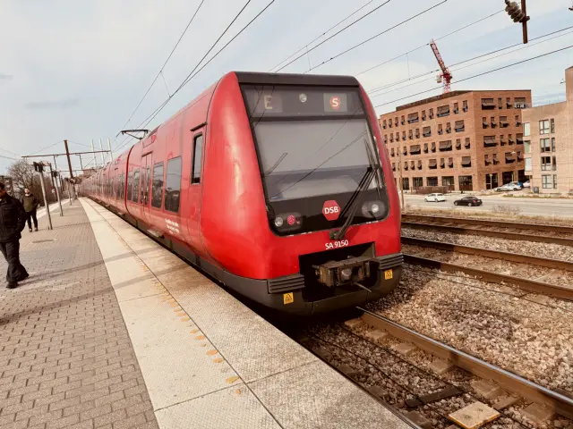 Billede af DSB SA 8150 fotograferet ud for Nordhavn S-togstrinbræt.