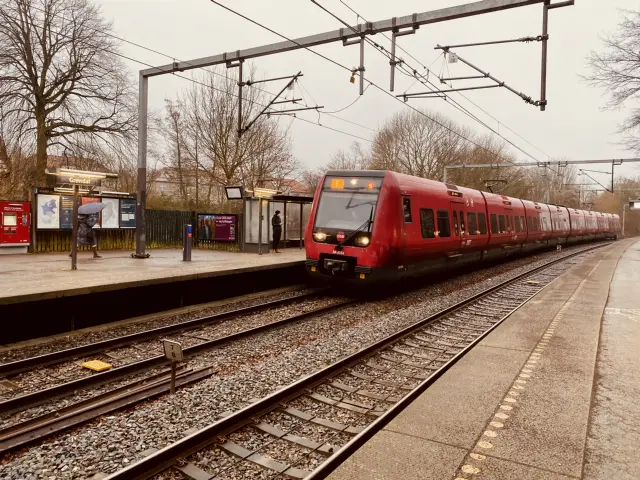Billede af DSB SA 8154 fotograferet ud for Grøndal S-togstrinbræt.