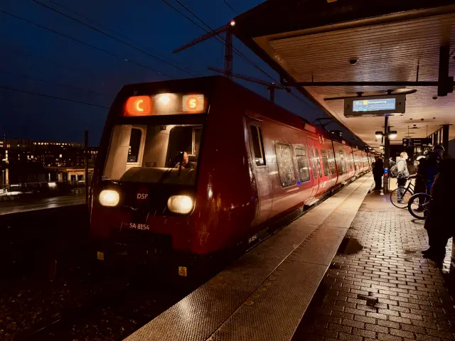 Billede af DSB SA 8154 fotograferet ud for Nordhavn S-togstrinbræt.