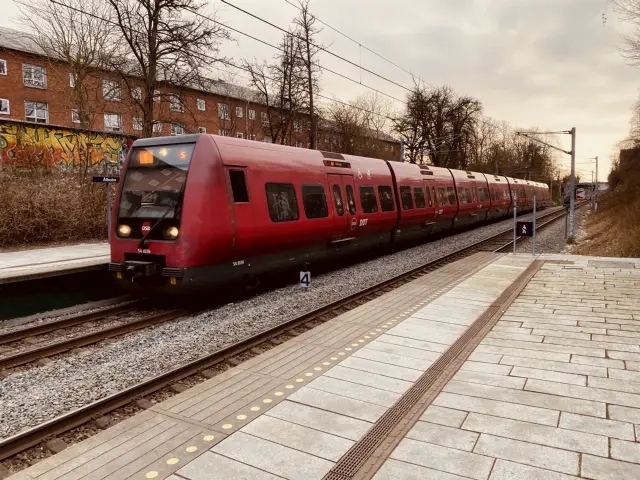 Billede af DSB SA 8155 fotograferet ud for Ålholm S-togstrinbræt.