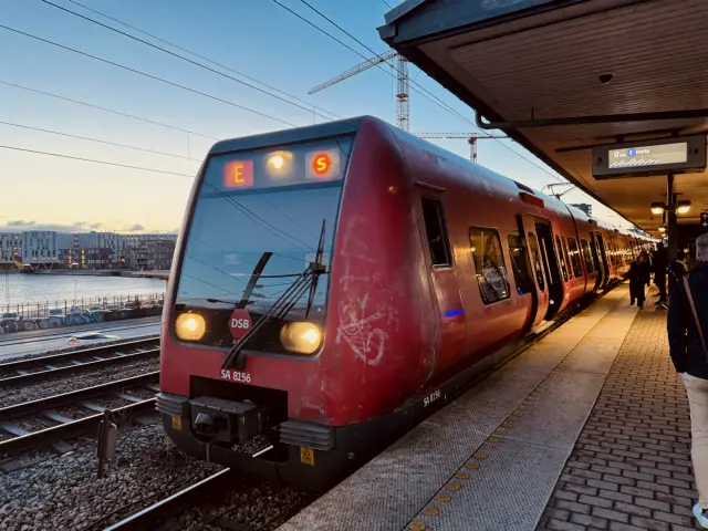 Billede af DSB SA 8156 fotograferet ud for Nordhavn S-togstrinbræt.