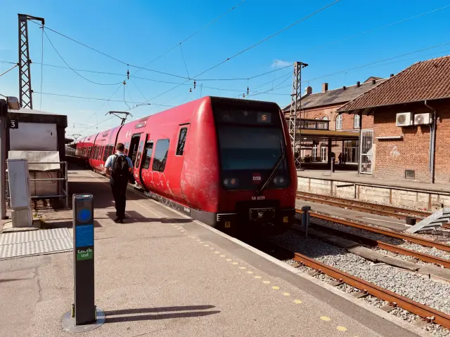 Billede af DSB SA 8159 fotograferet ud for Hillerød Station.