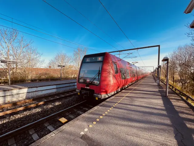 Billede af DSB SA 8159 fotograferet ud for Jersie S-togstrinbræt.