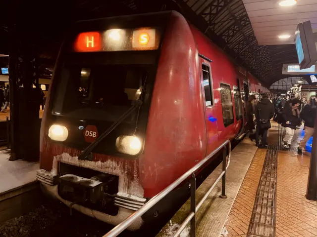 Billede af DSB SA 8159 fotograferet ud for København Hovedbanegård.