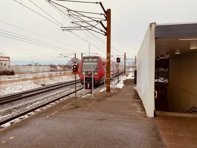 Billede af DSB SA 8160 fotograferet ud for Taastrup S-togstrinbræt.