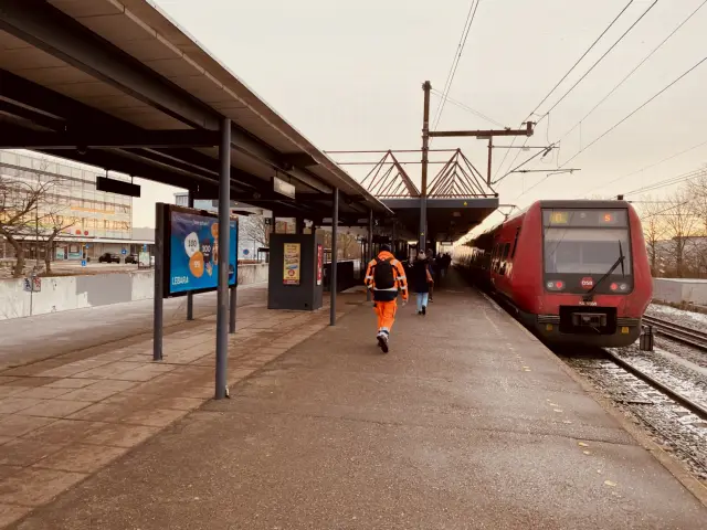 Billede af DSB SA 8160 fotograferet ud for Taastrup S-togstrinbræt.