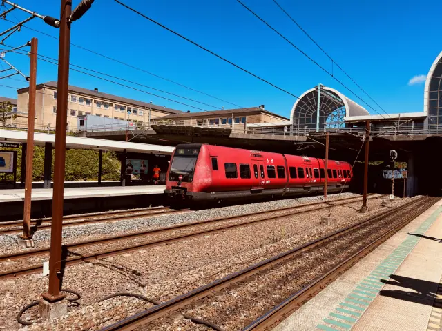 Billede af DSB SA 8162 fotograferet ud for Høje Taastrup Station.