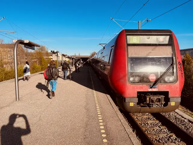 Billede af DSB SA 8163 fotograferet ud for Kildebakke S-togstrinbræt.