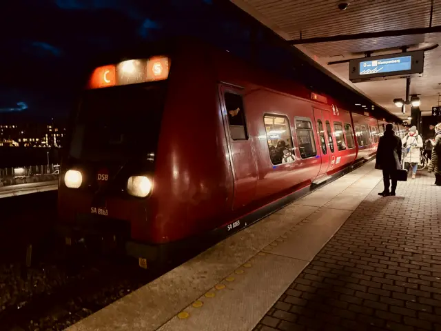 Billede af DSB SA 8163 fotograferet ud for Nordhavn S-togstrinbræt.