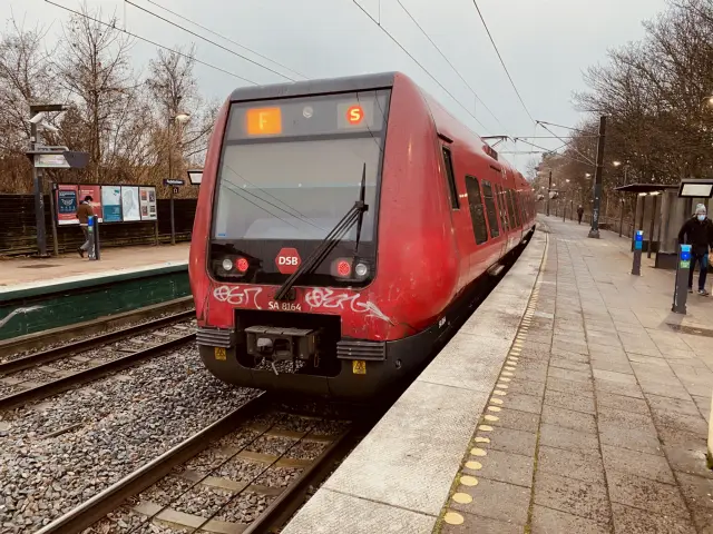 Billede af DSB SA 8164 fotograferet ud for Fuglebakken S-togstrinbræt.