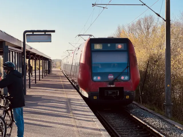 Billede af DSB SA 8165 fotograferet ud for Stengården S-togstrinbræt.