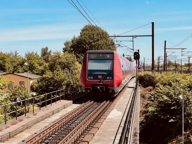 Billede af DSB SA 8166 fotograferet ud for Taastrup S-togstrinbræt.
