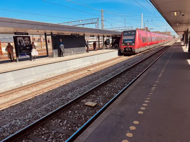 Billede af DSB SA 8170 fotograferet ud for Svanemøllen S-togsstation.
