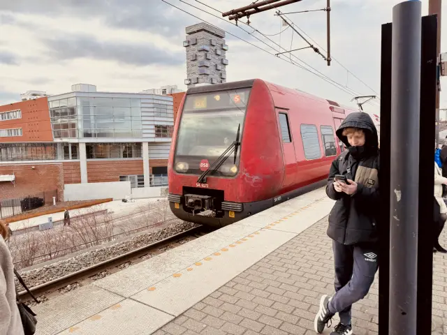 Billede af DSB SA 8171 fotograferet ud for Nordhavn S-togstrinbræt.