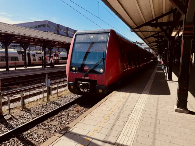Billede af DSB SA 8183 fotograferet ud for Østerport Station.