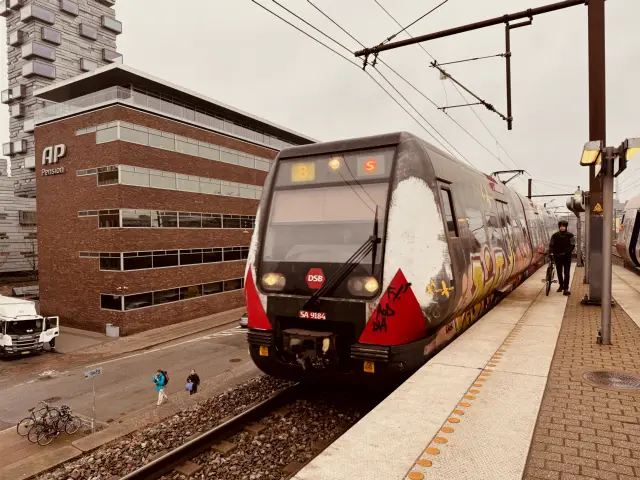 Billede af DSB SA 8184 fotograferet ud for Nordhavn S-togstrinbræt.