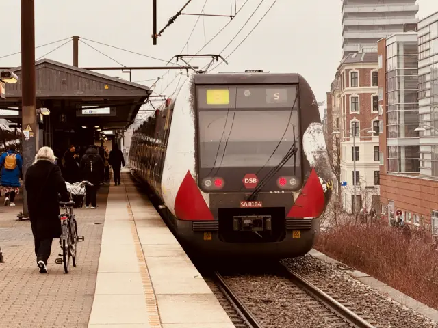 Billede af DSB SA 8184 fotograferet ud for Nordhavn S-togstrinbræt.