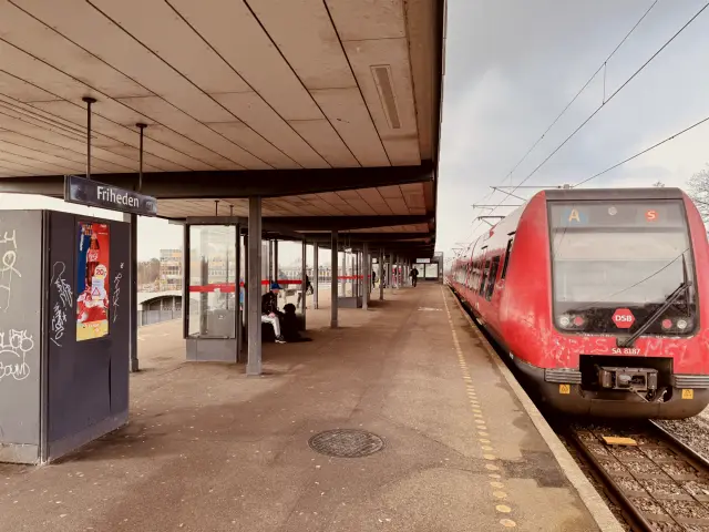 Billede af DSB SA 8187 fotograferet ud for Friheden S-togstrinbræt.