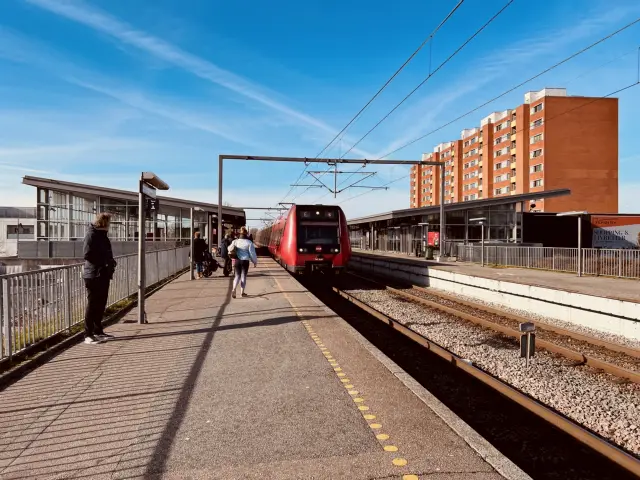 Billede af DSB SA 8187 fotograferet ud for Ishøj S-togsstation.