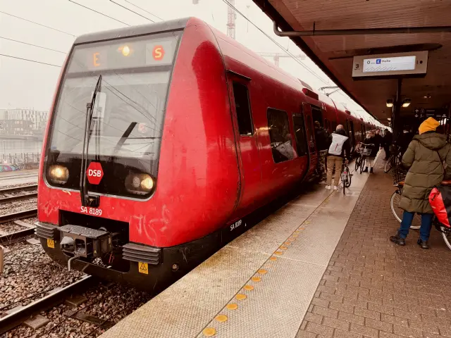 Billede af DSB SA 8189 fotograferet ud for Nordhavn S-togstrinbræt.