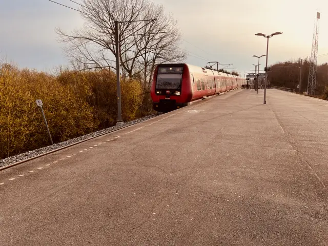 Billede af DSB SA 8191 fotograferet ud for Avedøre S-togstrinbræt.