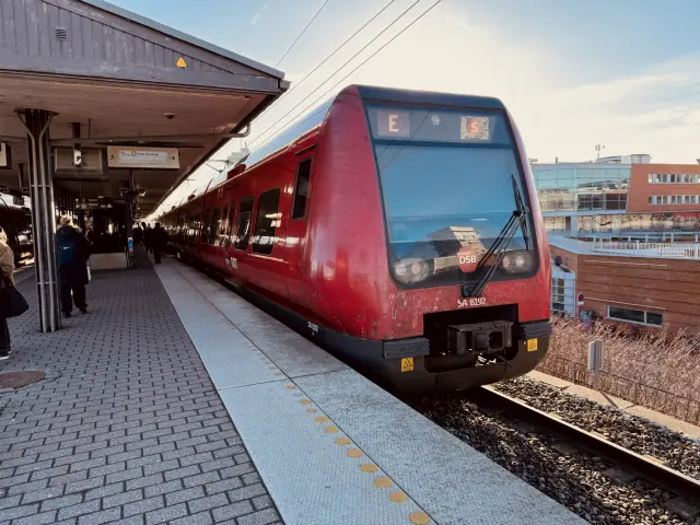 Billede af DSB SA 8192 fotograferet ud for Nordhavn S-togstrinbræt.