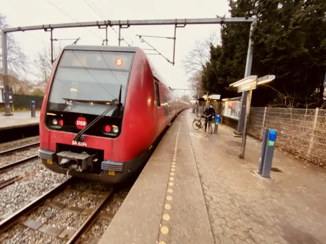 Billede af DSB SA 8194 fotograferet ud for Grøndal S-togstrinbræt.