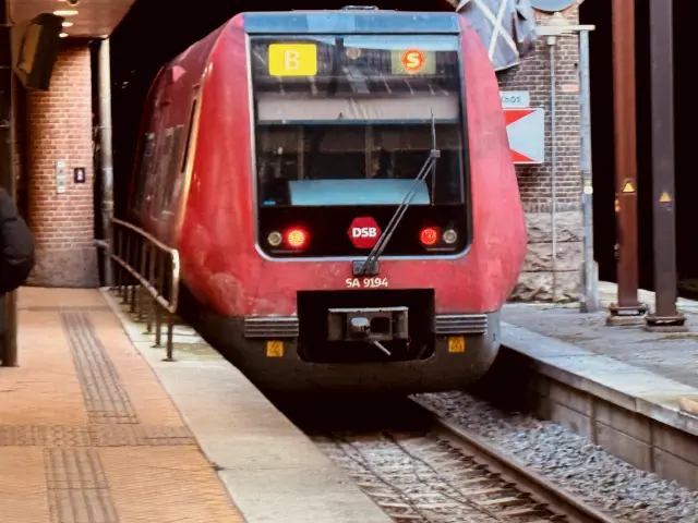 Billede af DSB SA 8194 fotograferet ud for København Hovedbanegård.