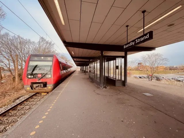 Billede af DSB SA 8195 fotograferet ud for Brøndby Strand S-togstrinbræt.