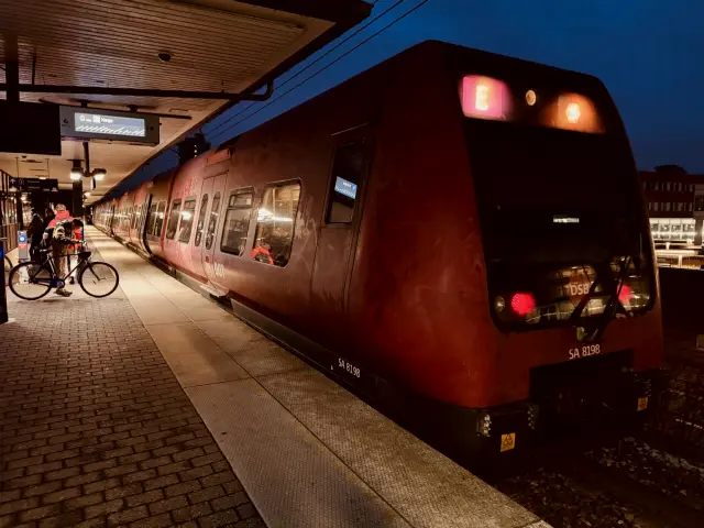 Billede af DSB SA 8198 fotograferet ud for Nordhavn S-togstrinbræt.