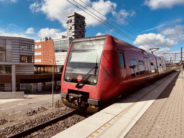 Billede af DSB SA 8200 fotograferet ud for Nordhavn S-togstrinbræt.