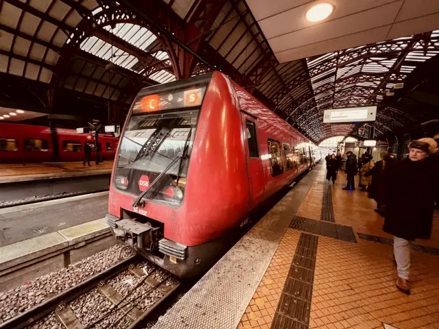 Billede af DSB SA 8202 fotograferet ud for København Hovedbanegård.