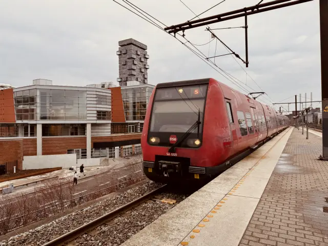 Billede af DSB SA 8203 fotograferet ud for Nordhavn S-togstrinbræt.