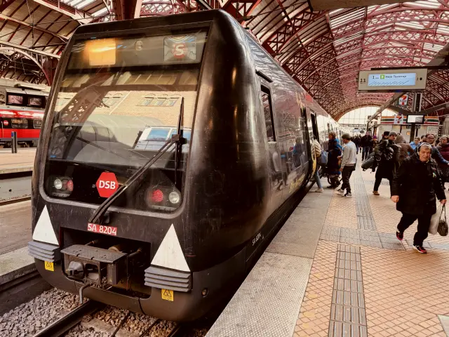 Billede af DSB SA 8204 fotograferet ud for København Hovedbanegård.