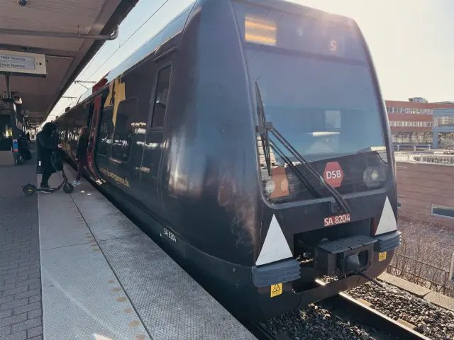 Billede af DSB SA 8204 fotograferet ud for Nordhavn S-togstrinbræt.