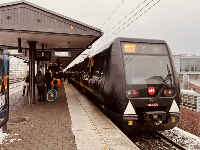 Billede af DSB SA 8204 fotograferet ud for Nordhavn S-togstrinbræt.