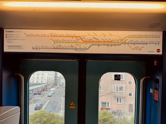 Billede af indretningen af DSB s-tog Litra SA - ALSTOM årgang 1995-2005.
