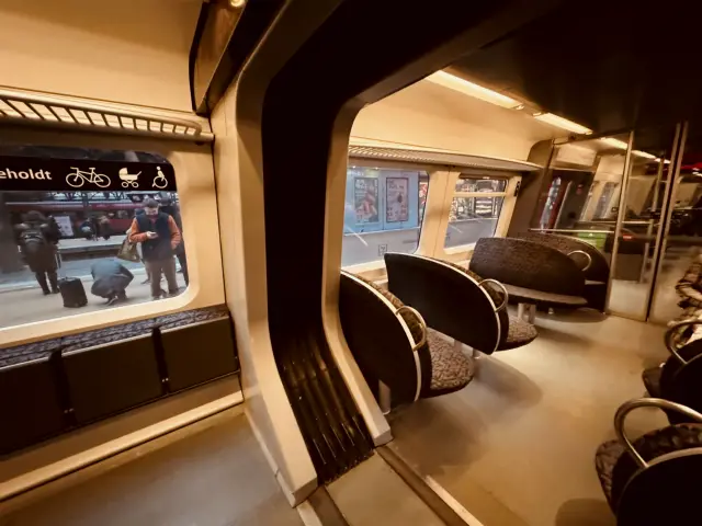Billede af 2024 indretningen med det koksgrå design i DSB s-tog Litra SA - ALSTOM årgang 1995-2005.