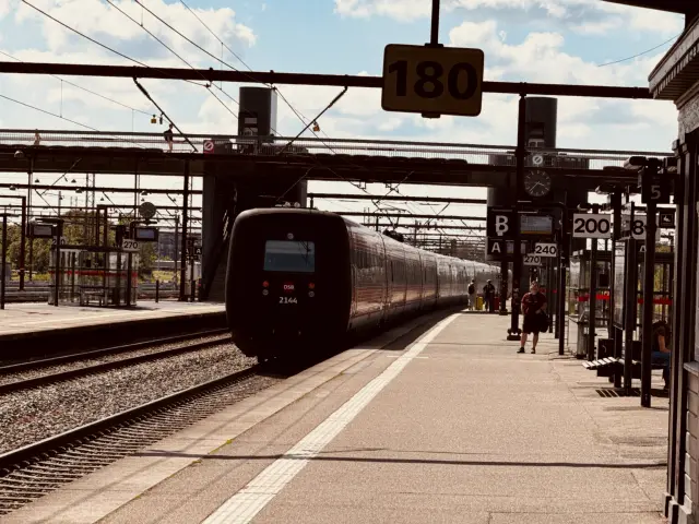 Billede af DSB ER 2044 fotograferet ud for Odense Banegård Center.