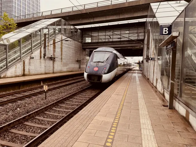 Billede af DSB MG 5678 fotograferet ud for Ørestad Station.