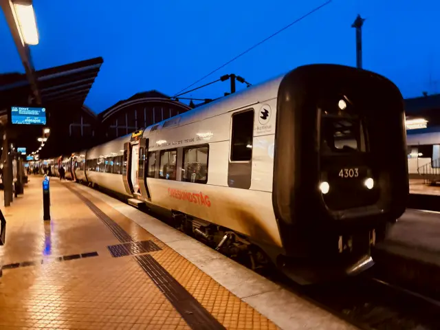Billede af DSB ET  4303 fotograferet ud for København Hovedbanegård.