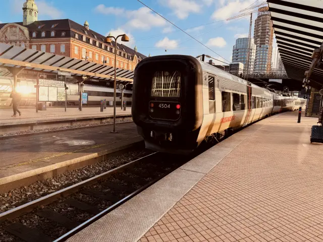 Billede af DSB ET  4304 fotograferet ud for København Hovedbanegård.