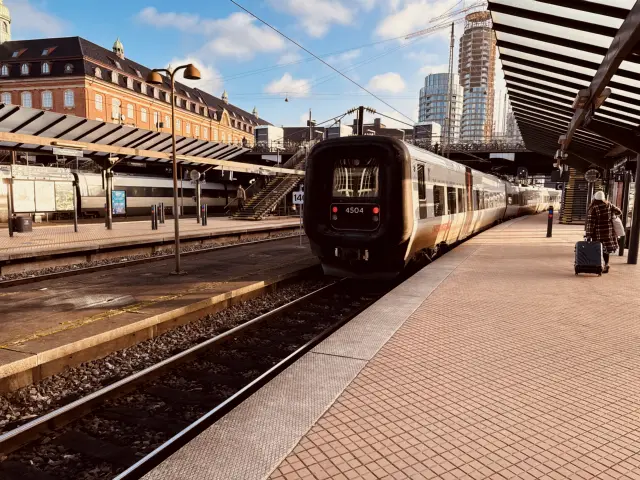 Billede af DSB ET  4304 fotograferet ud for København Hovedbanegård.